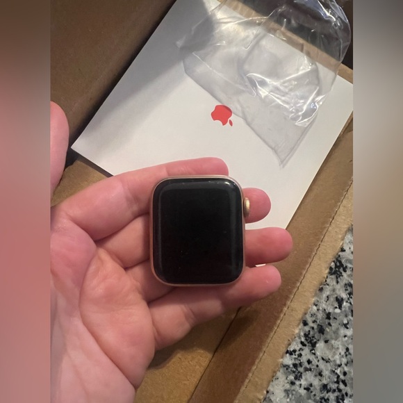 Watch SE (1st generation) Aluminum 40MM- used but in good condition! - Picture 2 of 4